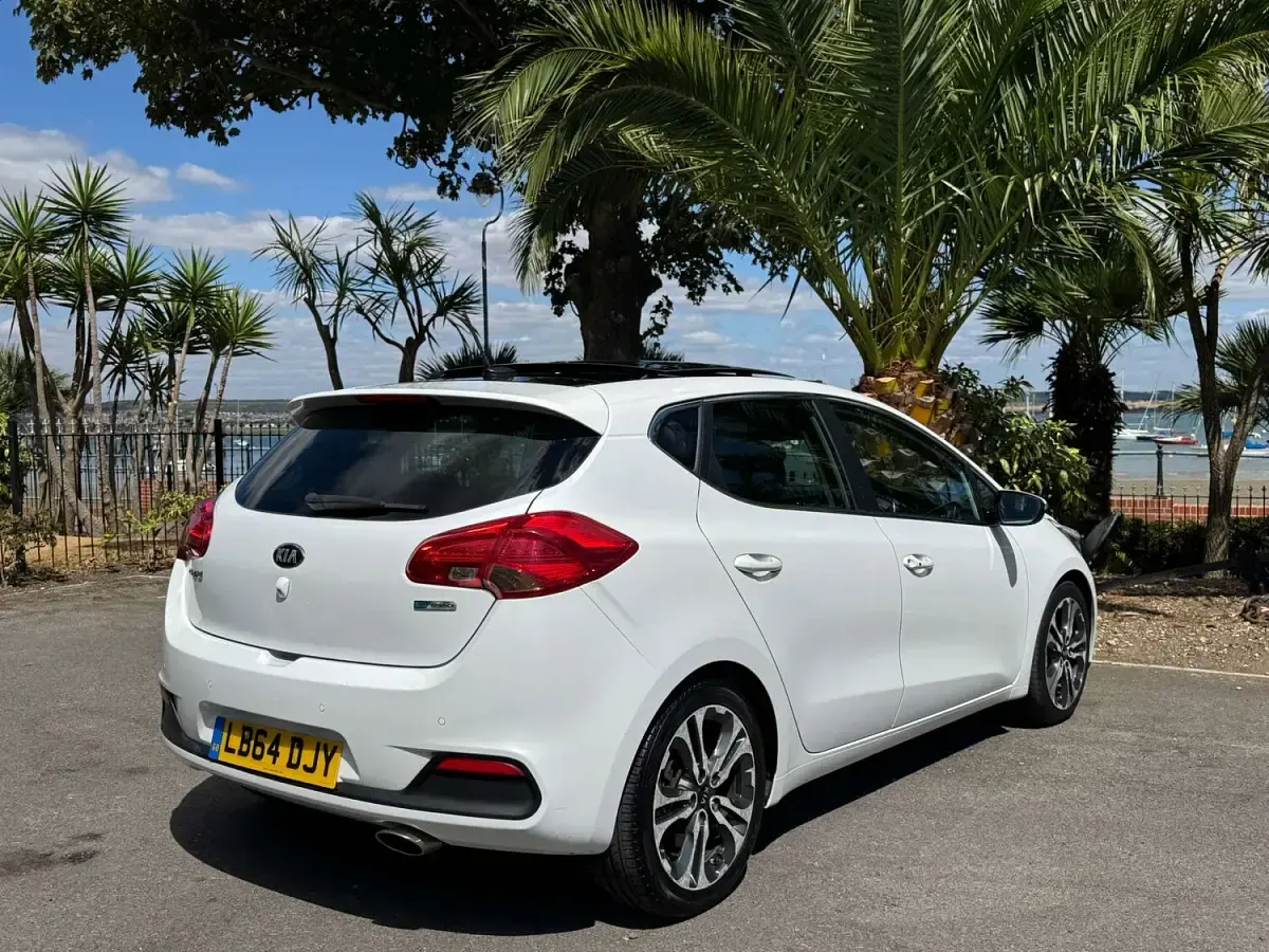 Used Kia Ceed 126 HP (92 kW) 2015 White Hatchback