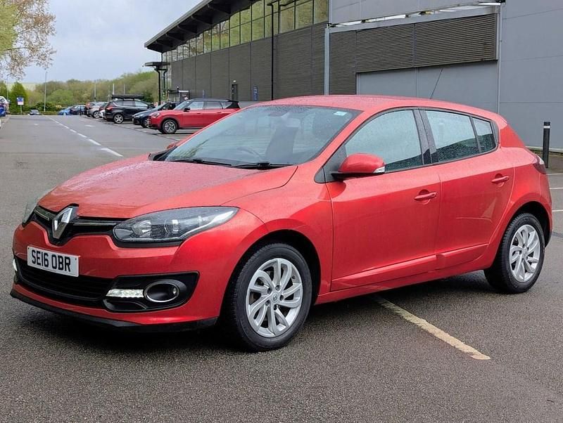 Usado Renault Mégane IV Dynamique 110 HP (80 kW) 2016 Vermelho Citadino