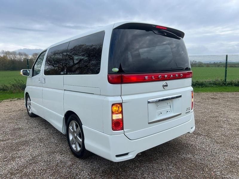 Used Nissan Elgrand Premium Edition 2006 White MPV