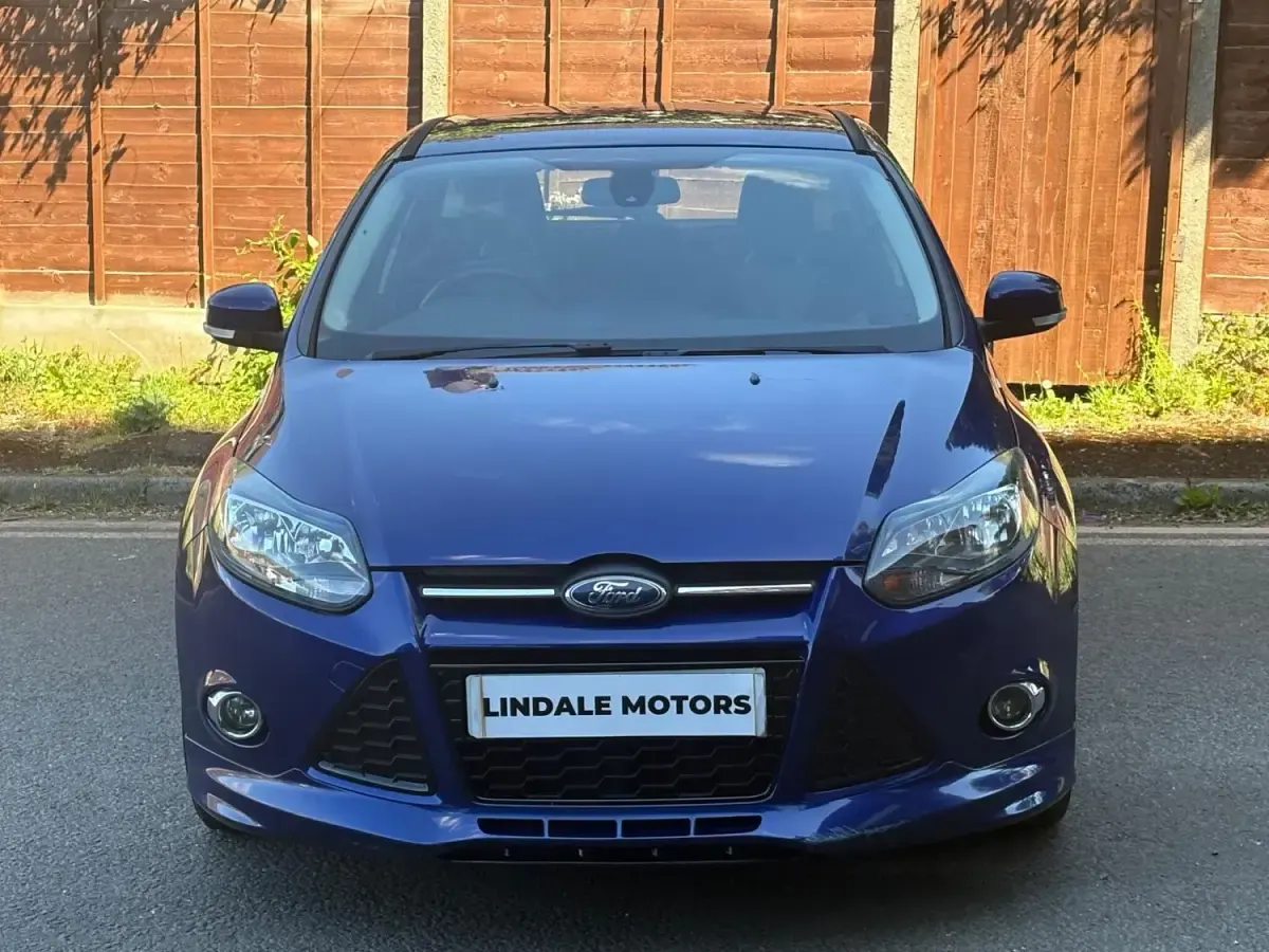 Used Ford Focus Zetec 125 HP (91 kW) 2014 Blue Hatchback