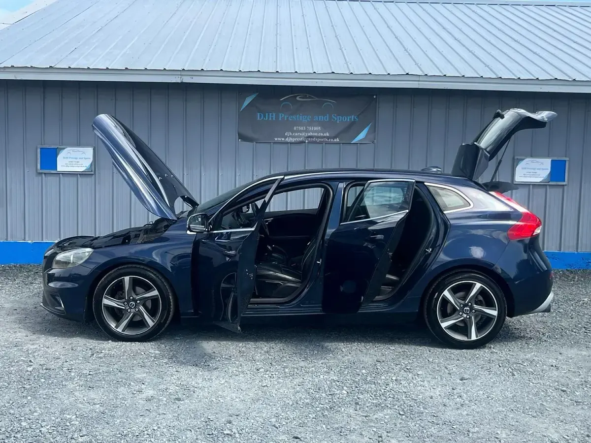 Used Volvo V40 R-Design 115 HP (84 kW) 2014 Blue Hatchback