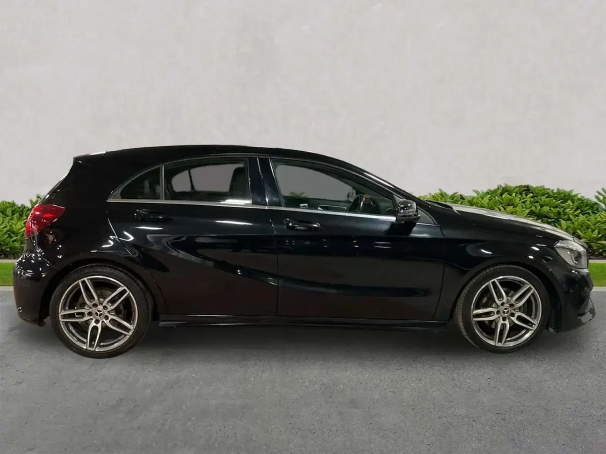 Begagnad Mercedes A180 AMG Line Premium 2017 Svart Halvkombi
