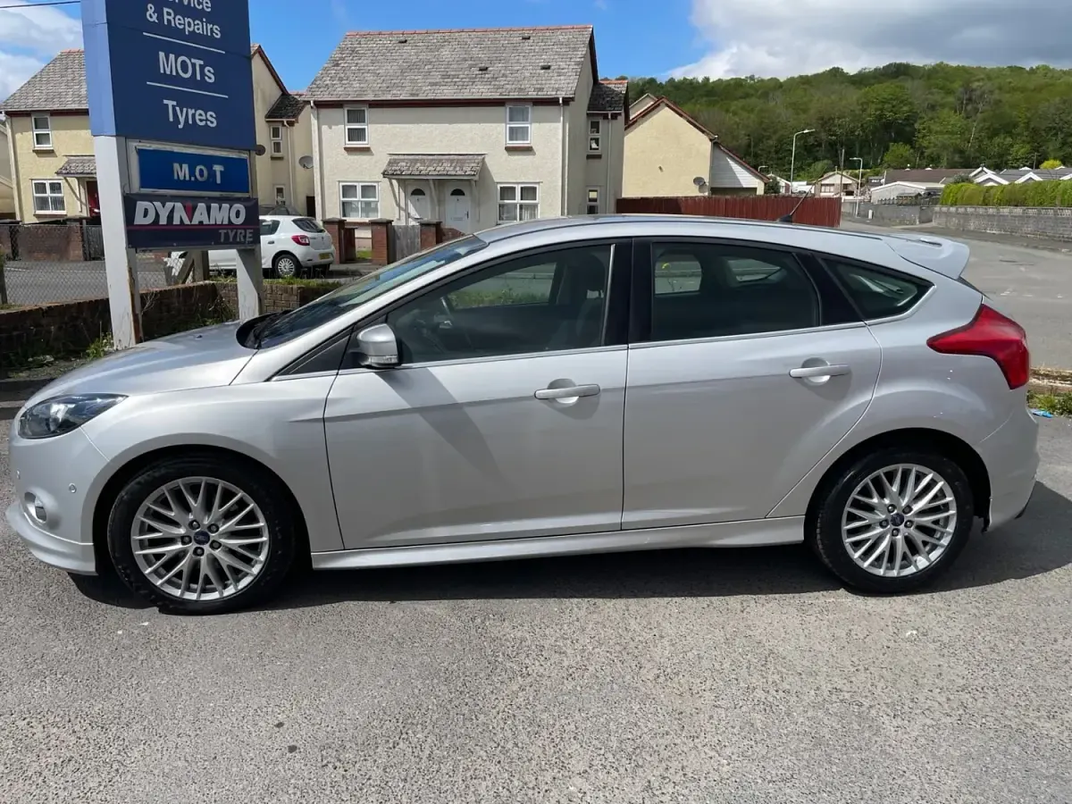 Usado Ford Focus Zetec 180 HP (132 kW) 2014 Prateado Citadino