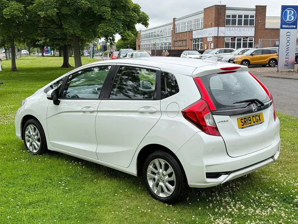 Used Honda Jazz SE 102 HP (75 kW) 2019 White Hatchback