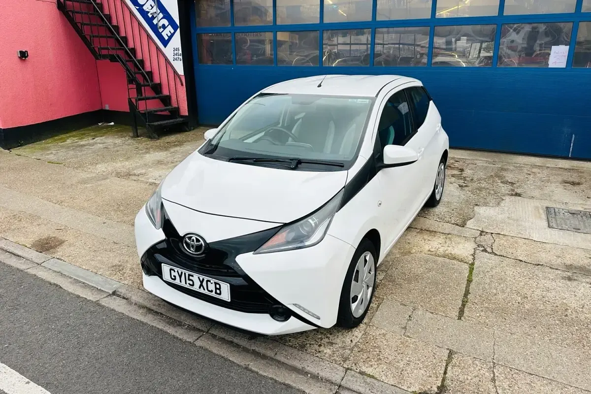 Used Toyota Aygo X-play 69 HP (50 kW) 2015 White Hatchback