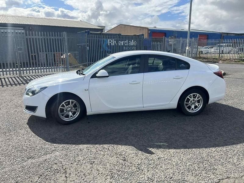 Used Vauxhall Insignia Design Edition 140 HP (102 kW) 2015 White Hatchback
