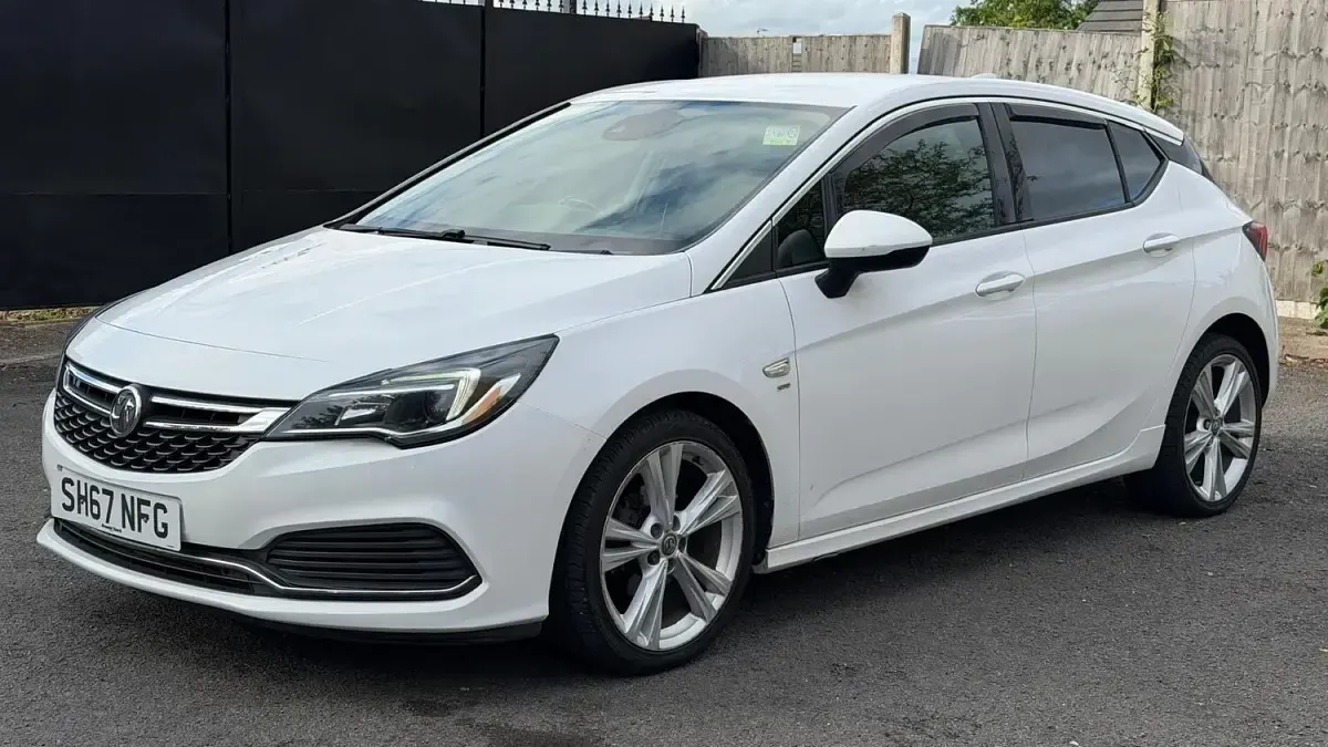 Used Vauxhall Astra SRi 110 HP (80 kW) 2017 White Hatchback