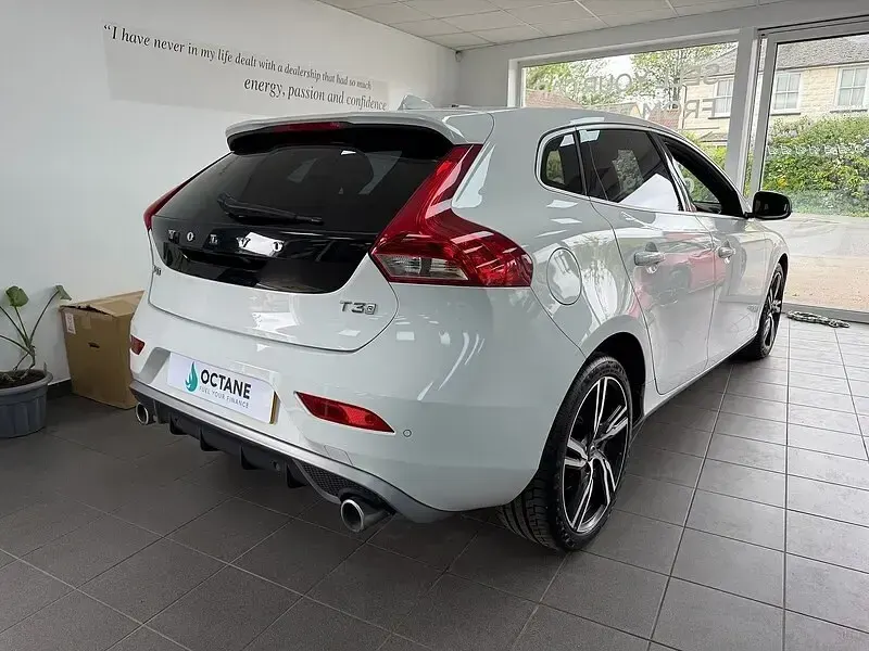 Used Volvo V40 R-Design Pro 152 HP (111 kW) 2018 Ice white Hatchback
