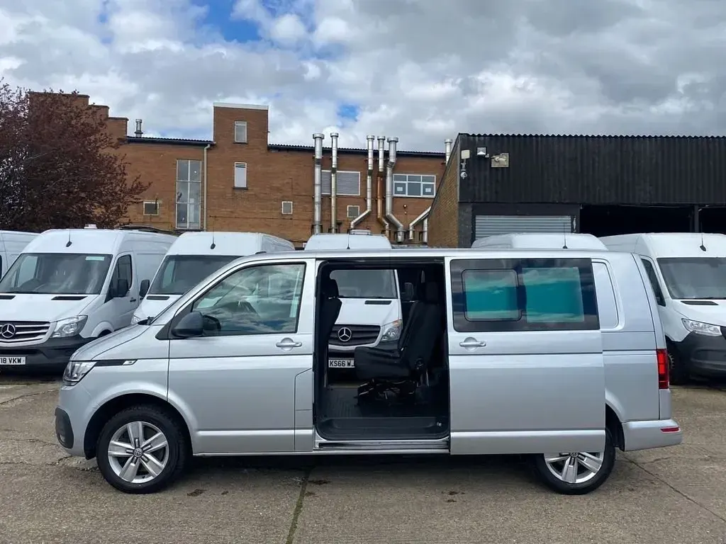 Usado VW Transporter Highline 150 CV (110 kW) 2020 Plateado Van