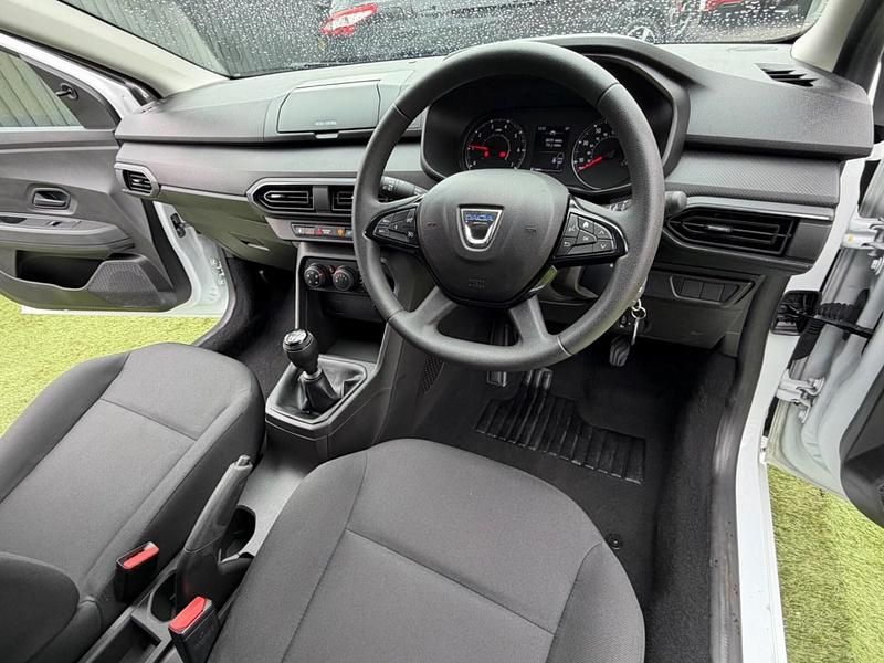 Used Dacia Sandero Essentiel 91 HP (66 kW) 2022 White Hatchback
