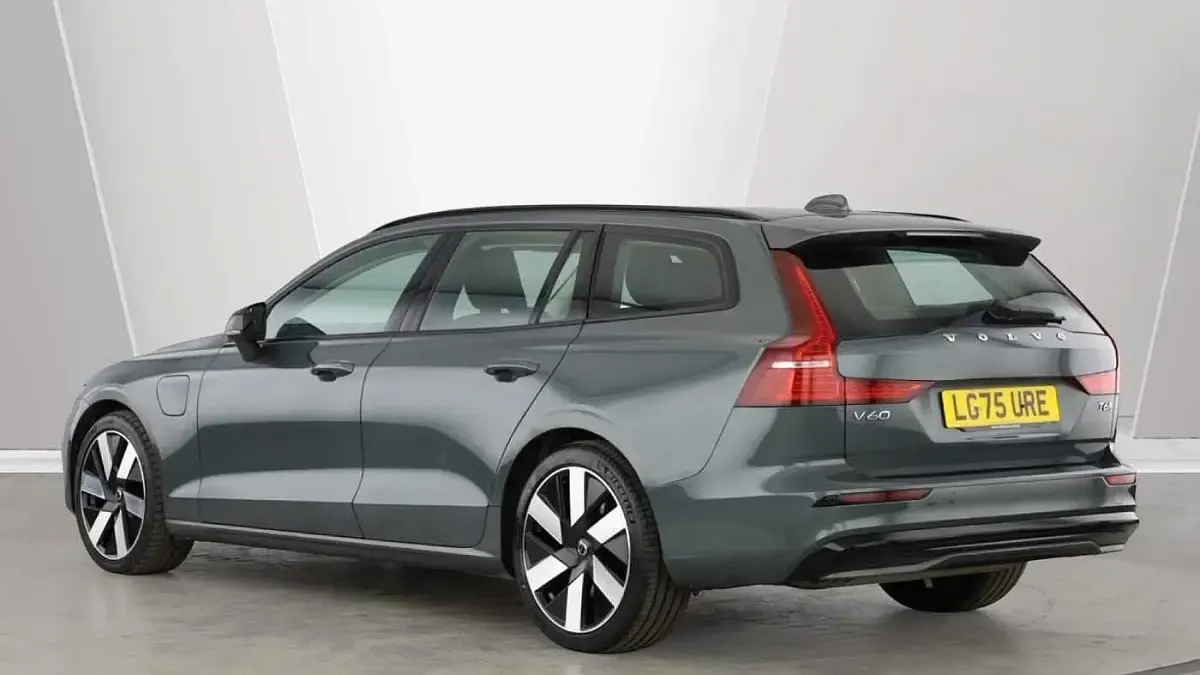 Used Volvo V60 Plus 345 HP (253 kW) 2025 Green Estate