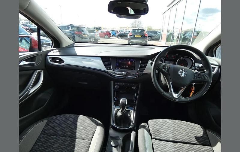 Used Vauxhall Astra SRi 143 HP (105 kW) 2020 Red Hatchback