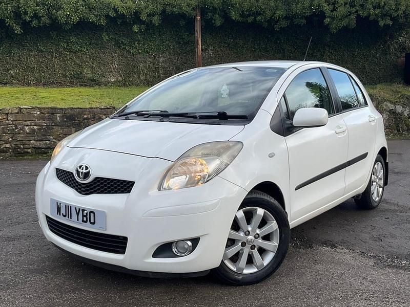 Used Toyota Yaris 90 HP (66 kW) 2011 White Hatchback