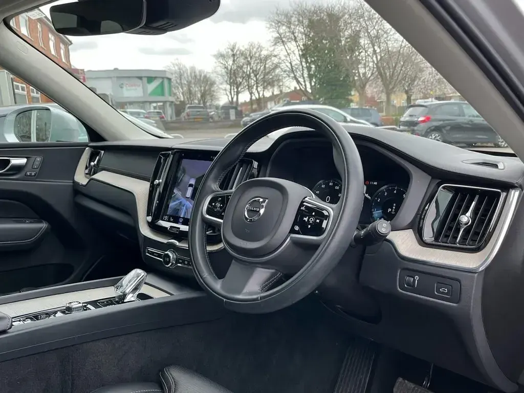 Usado Volvo XC60 Inscription 250 HP (183 kW) 2021 Prateado SUV