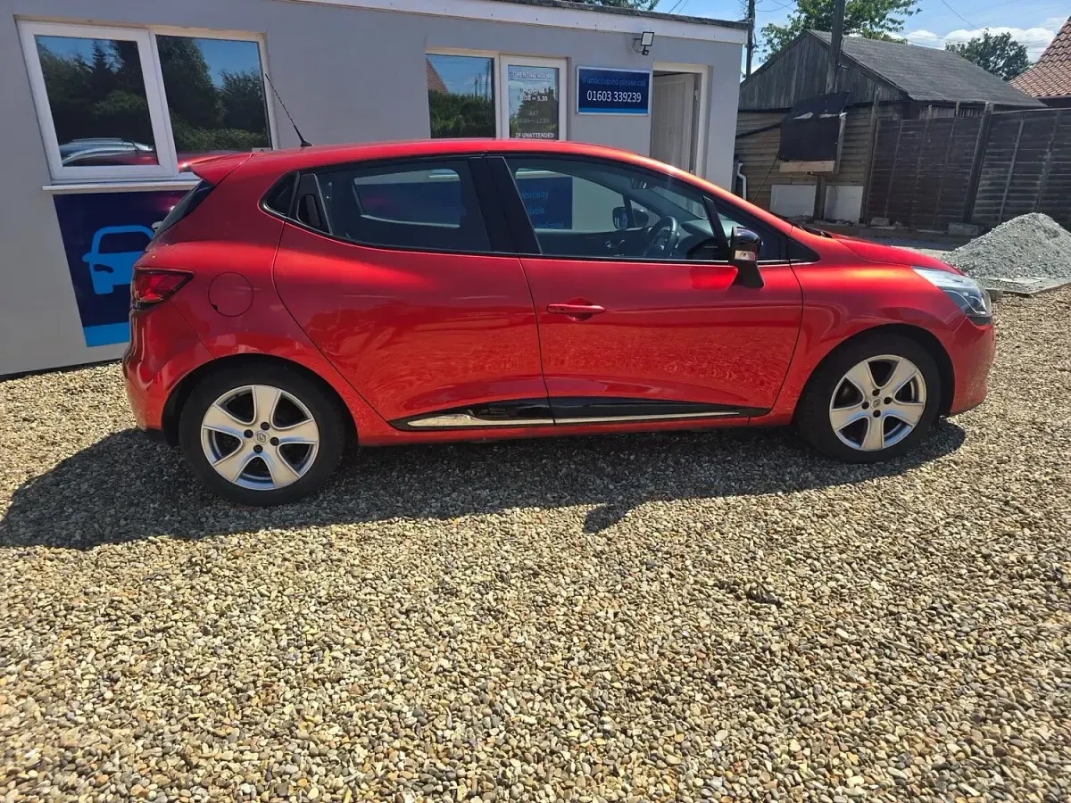 Used Renault Clio Dynamique 75 HP (55 kW) 2016 Red Hatchback