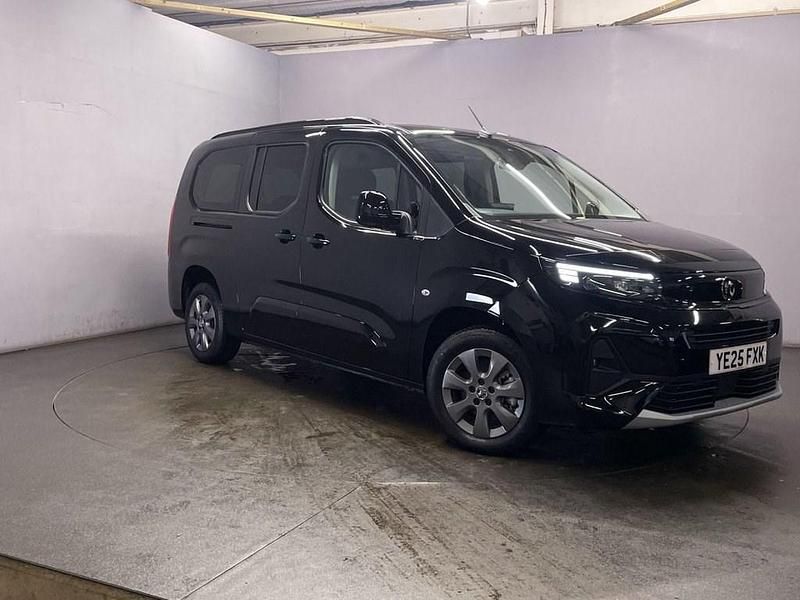 Black New 2025 Vauxhall Combo Ultimate MPV | £18,999 (Fair price) - Image 1/4