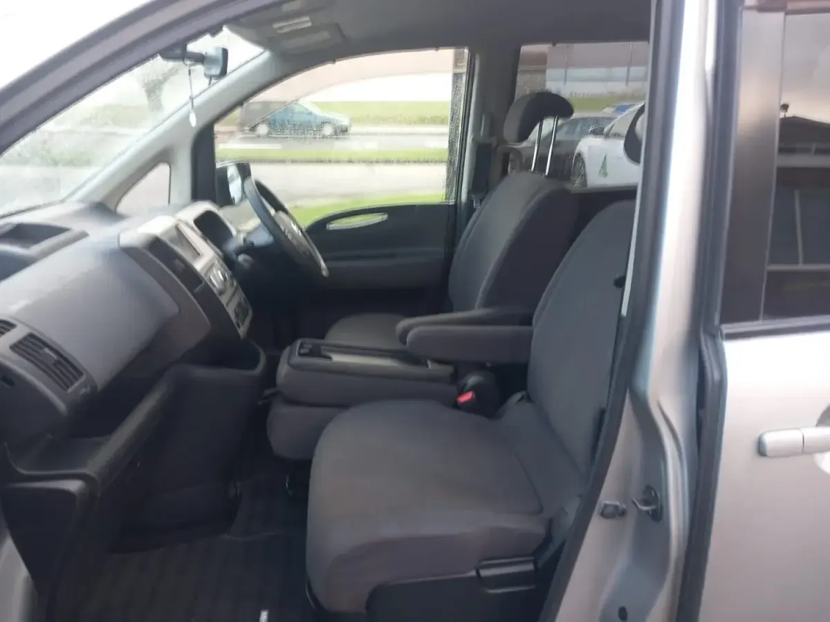 Used Nissan Serena 2007 Silver MPV