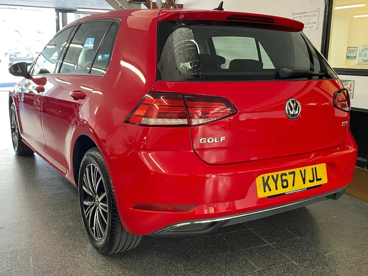 Used VW Golf VII SE 110 HP (80 kW) 2017 Red Hatchback