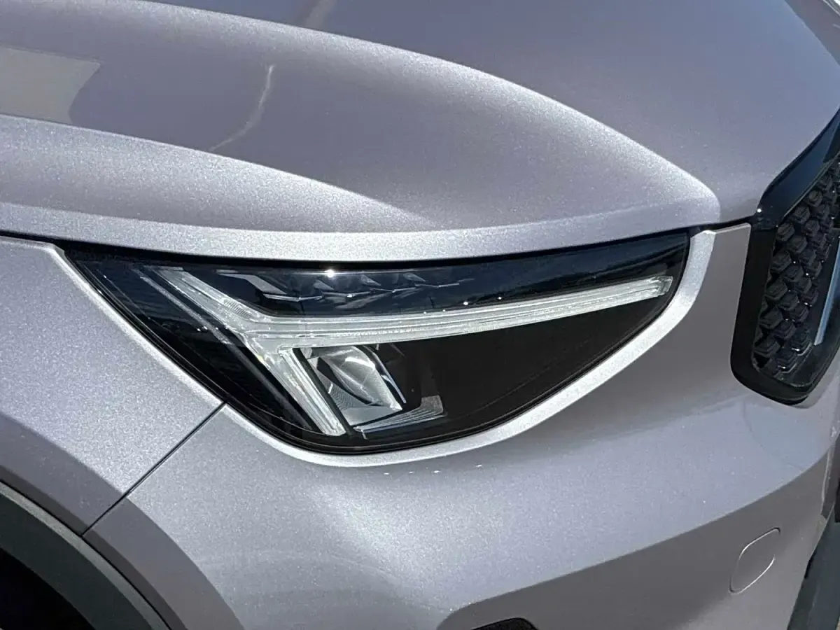 Used Volvo XC40 Plus 197 HP (144 kW) 2025 Silver SUV