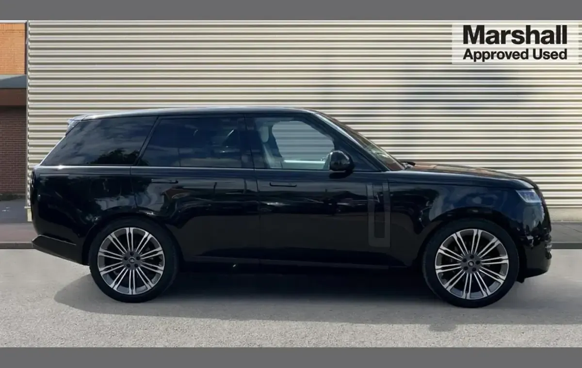Used Land Rover Range Rover HSE 400 HP (294 kW) 2023 Santorini black metallic SUV