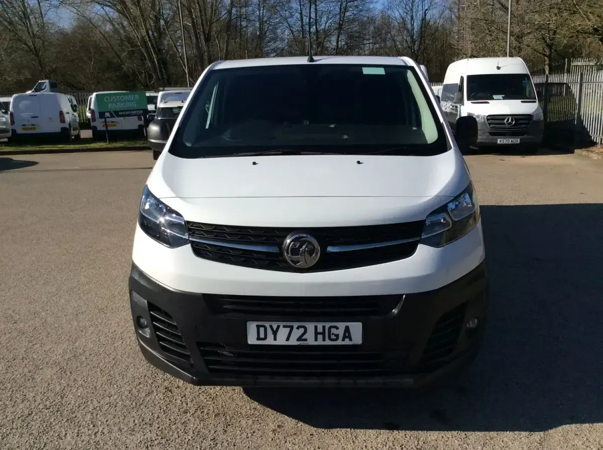 Second-hand Vauxhall Vivaro 100 CP (73 kW) 2022 Alb Monovolum