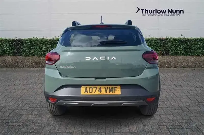 Usado Dacia Sandero Expression 91 CV (66 kW) 2024 Verde Utilitario