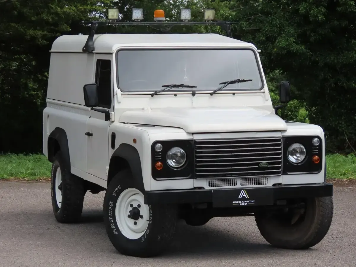 Used Land Rover Defender 122 HP (89 kW) 2009 White Estate