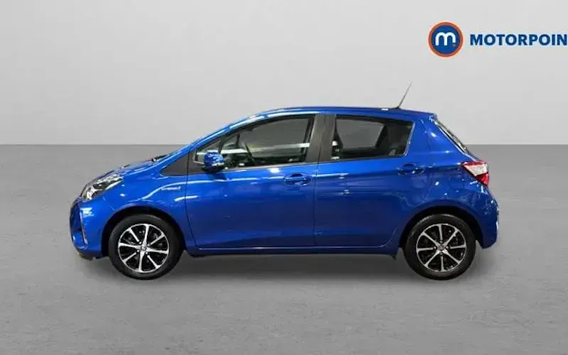 Used Toyota Yaris Hybrid 101 HP (74 kW) 2019 Blue Hatchback