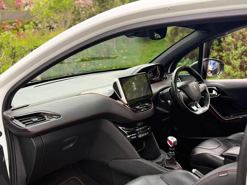 Used Peugeot 208 Prestige 208 HP (152 kW) 2016 White Hatchback