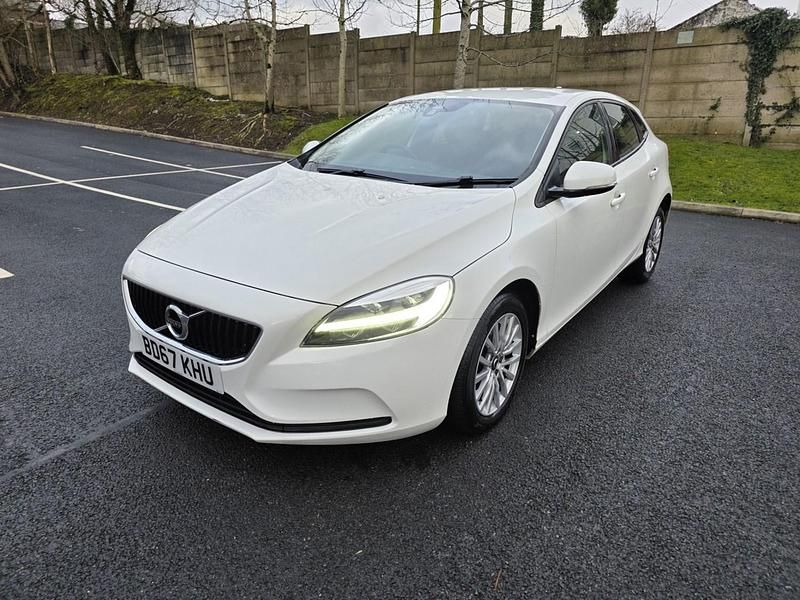 Used Volvo V40 Momentum 2018 White Hatchback