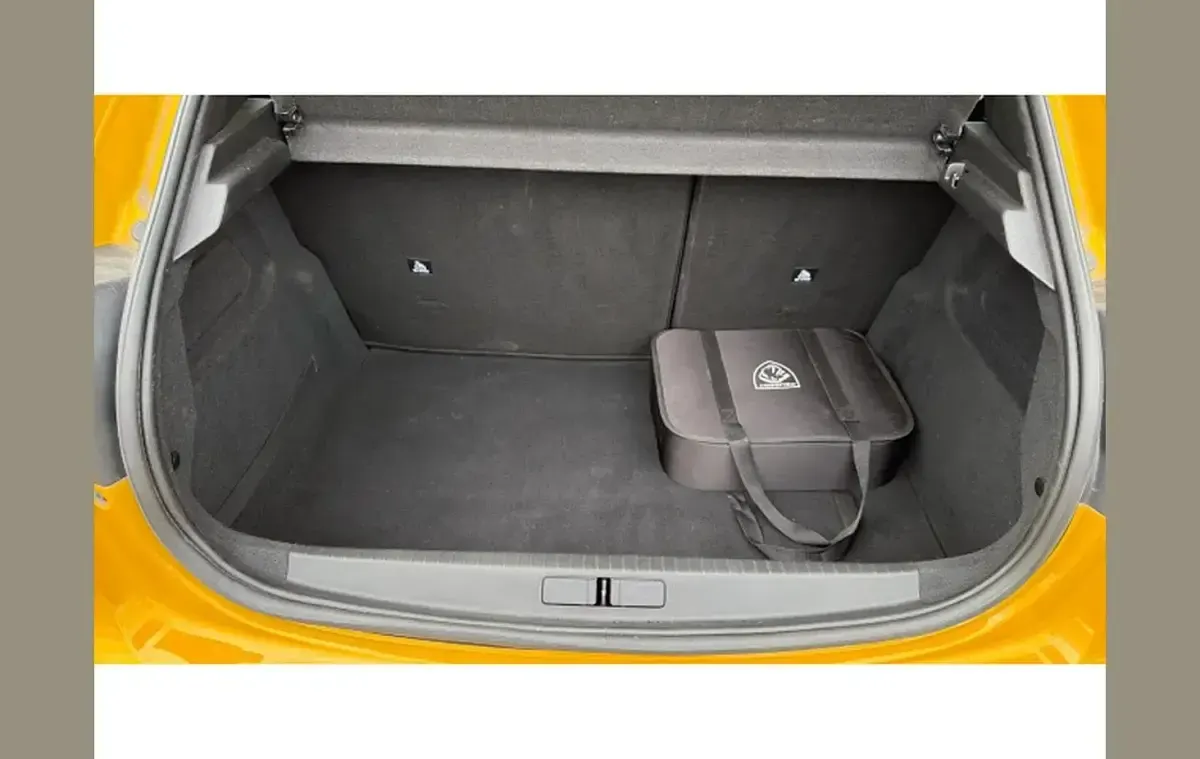 Used Peugeot e-208 Allure Premium 100 kW (136 HP) 2022 Yellow Hatchback