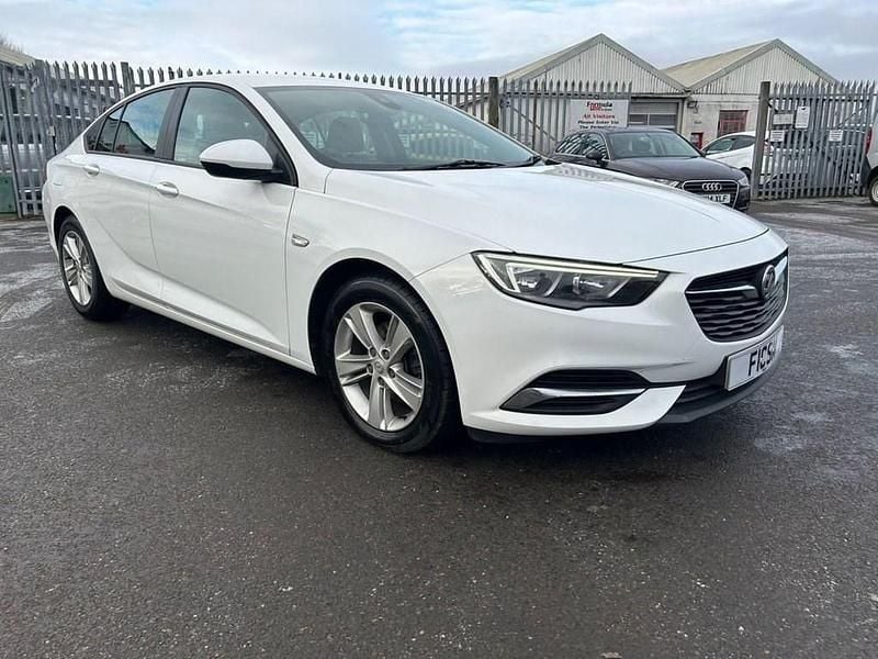 Used Vauxhall Insignia Design Edition 165 HP (121 kW) 2018 White Hatchback