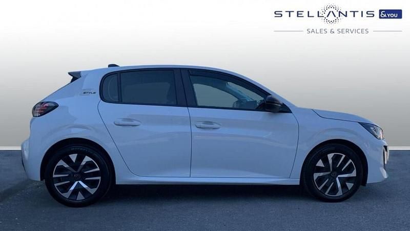 Used Peugeot 208 Style 99 HP (72 kW) 2025 White Hatchback