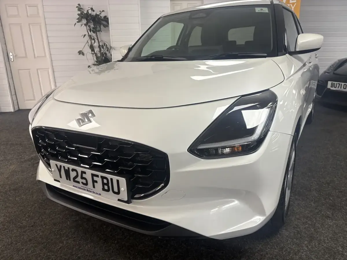 New Suzuki Swift 82 HP (60 kW) 2025 White Hatchback