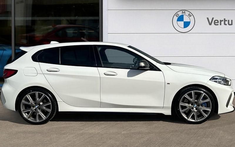 Begagnad BMW M135 Shadowline 306 HK (225 kW) 2024 Vit Halvkombi