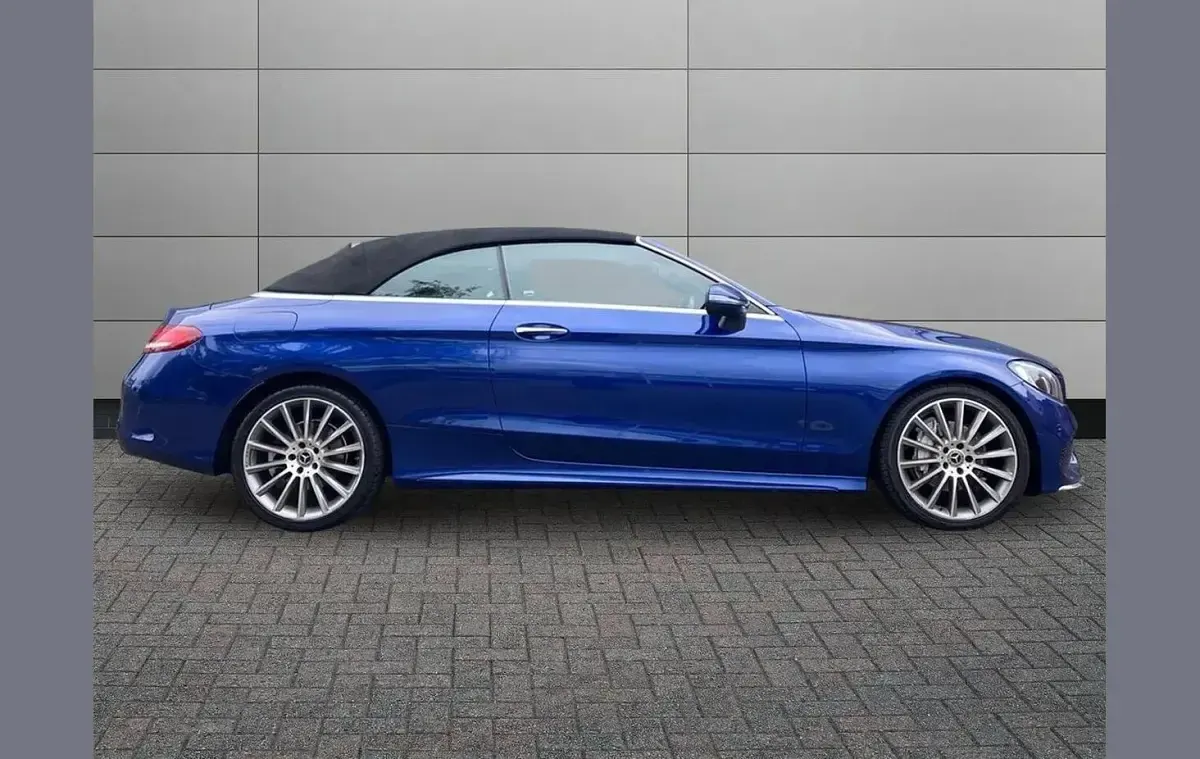 Usado Mercedes C220 AMG line 170 HP (125 kW) 2017 Azul Cabrios