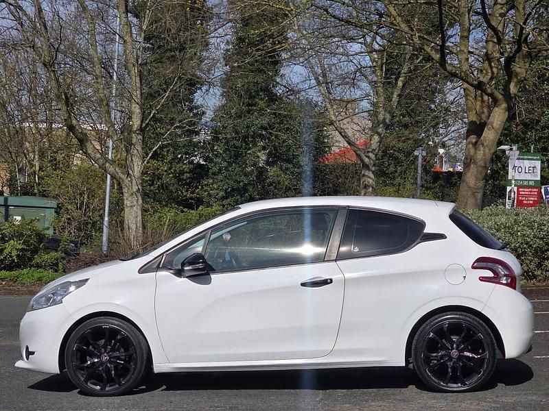 Used Peugeot 208 Access 68 HP (50 kW) 2014 White Hatchback