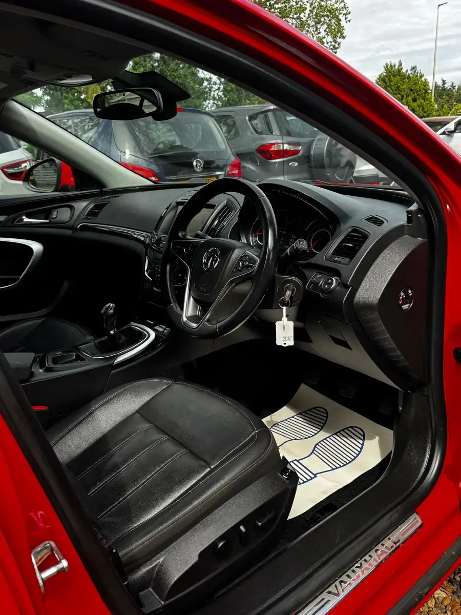 Used Vauxhall Insignia Elite 136 HP (100 kW) 2015 Red Hatchback