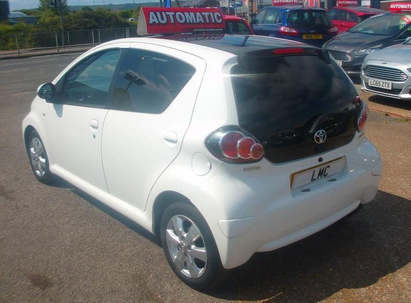 Usado Toyota Aygo Style 68 HP (50 kW) 2014 Branco Citadino