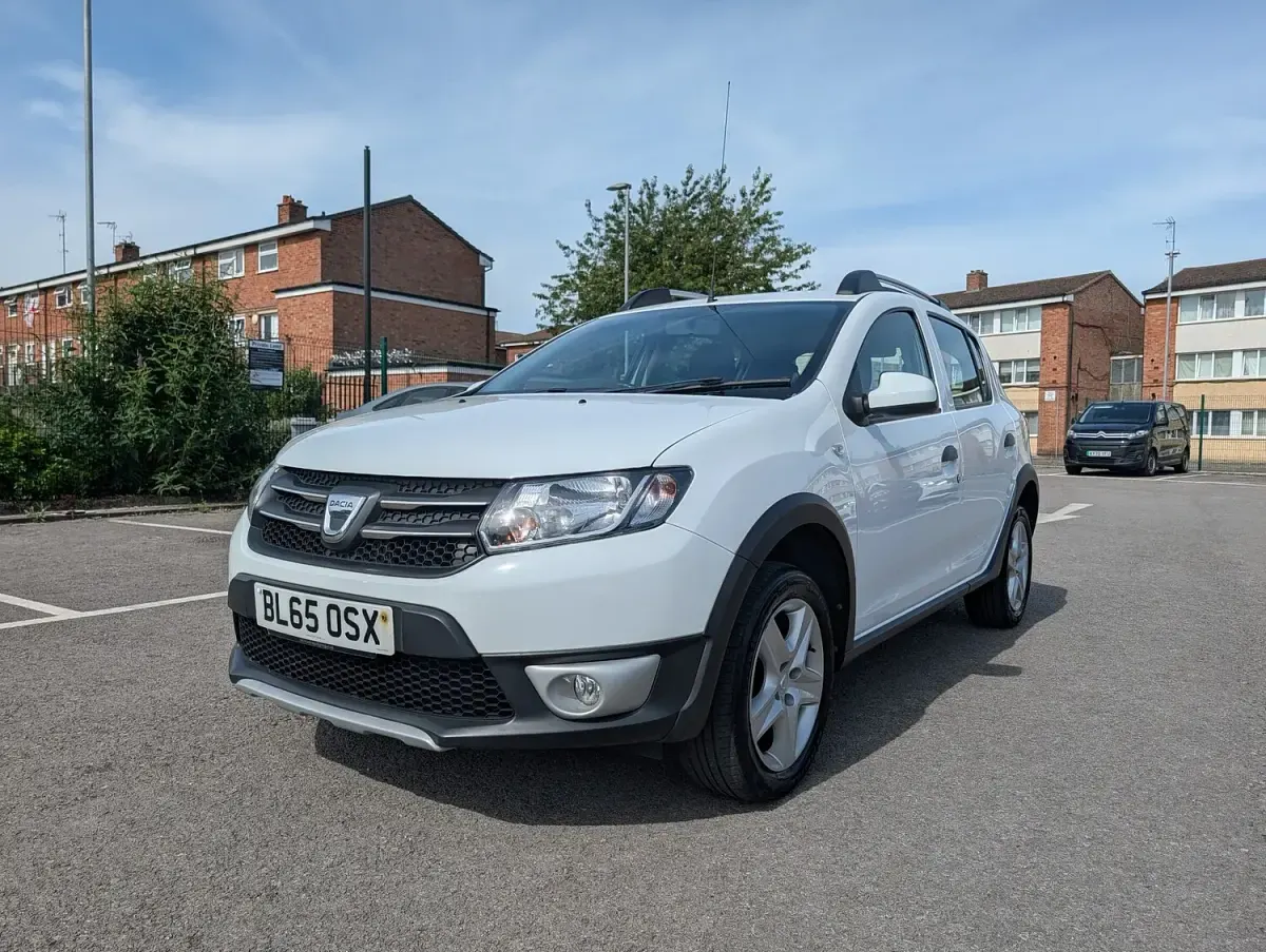 Used Dacia Sandero Lauréate 90 HP (66 kW) 2016 White Hatchback