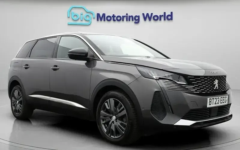 Usado Peugeot 5008 Allure+ 131 HP (96 kW) 2023 SUV