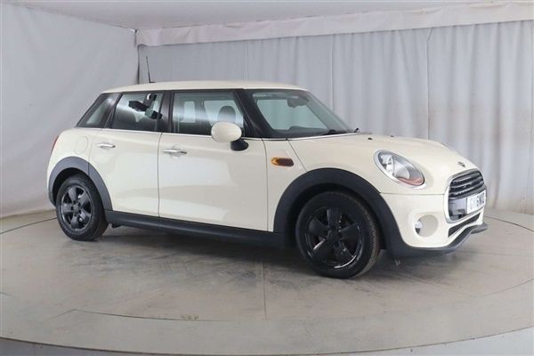 Pepper white Used 2016 Mini Cooper Hatch Hatchback | £6,399 (Fair price) - Image 1/1