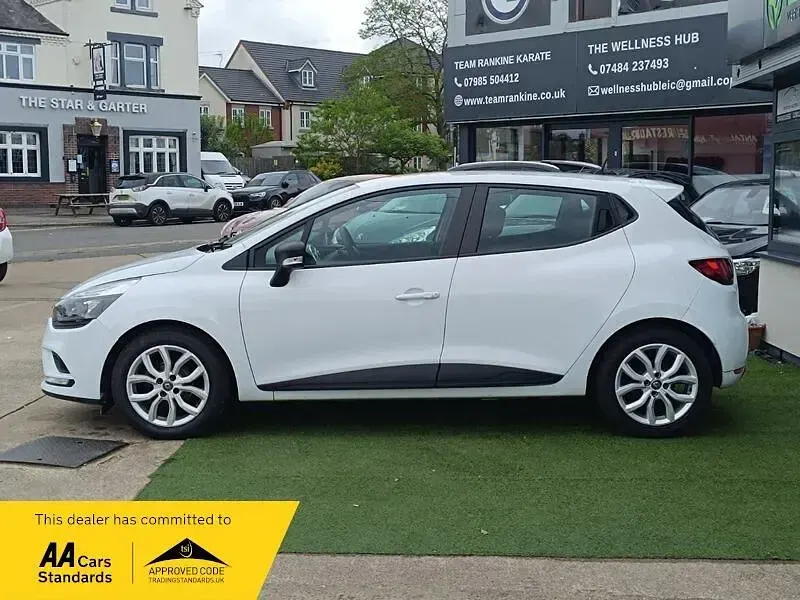 Used Renault Clio IV Play 2017 White Hatchback