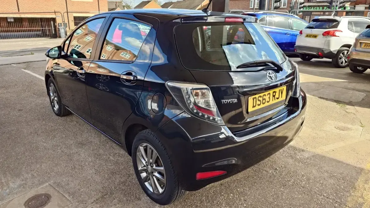 Used Toyota Yaris 69 HP (50 kW) 2014 Black Hatchback