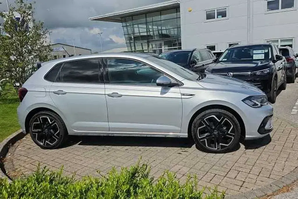 Usado VW Polo R-line 95 CV (69 kW) 2025 Plateado Utilitario