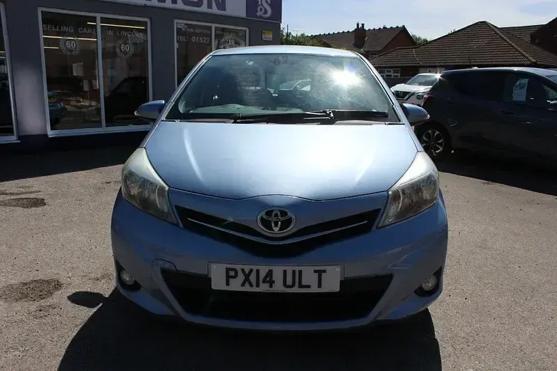 Used Toyota Yaris Plus 90 HP (66 kW) 2014 Blue Hatchback