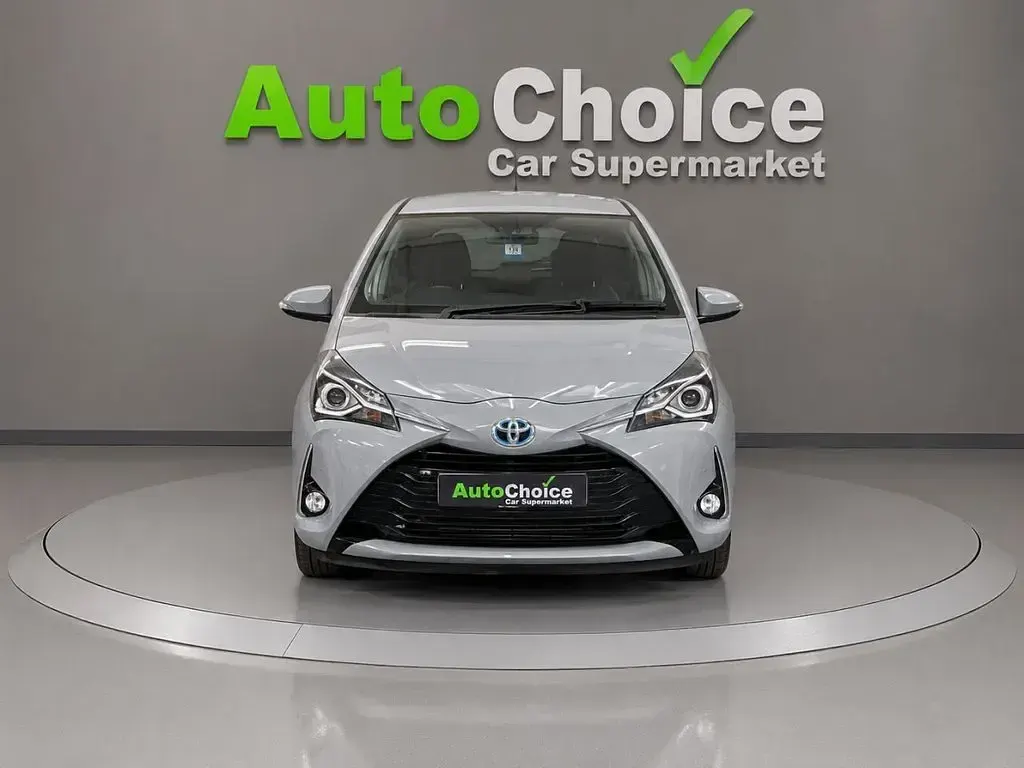 Used Toyota Yaris 100 HP (73 kW) 2018 Grey Hatchback