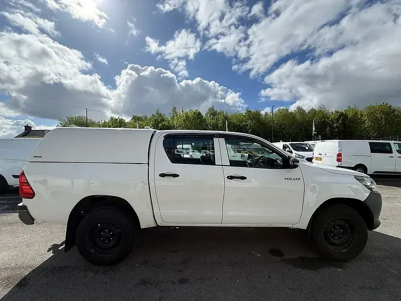 Used Toyota HiLux Active 150 HP (110 kW) 2019 White Pickup