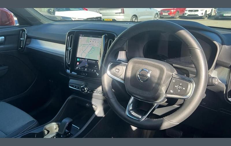 Used Volvo XC40 Core 161 HP (118 kW) 2023 Red SUV