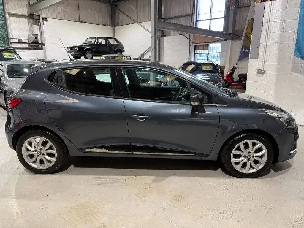 Used Renault Clio Dynamique 75 HP (55 kW) 2018 Grey Hatchback